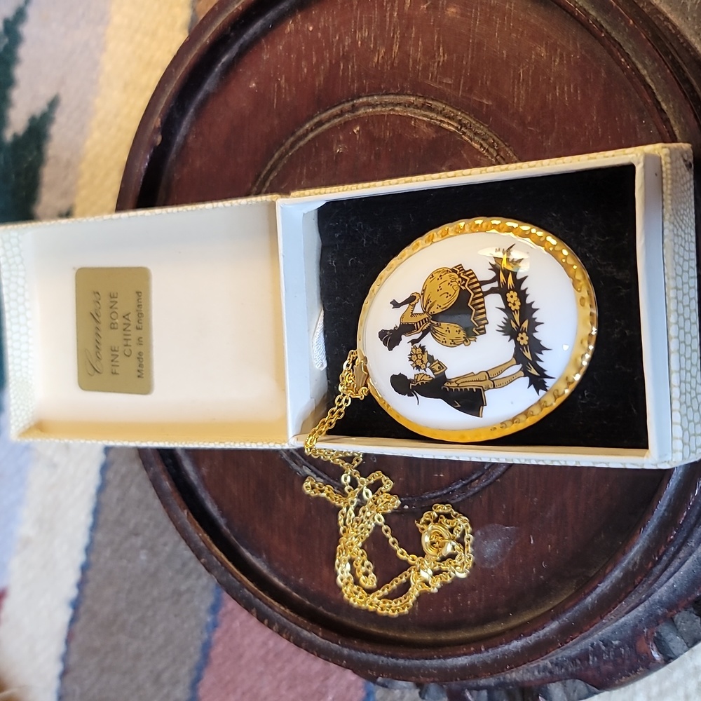 COUNTESS Fine bone china pendant on chain